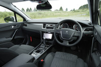 上品なデザインといい、スイッチ類や樹脂類の触感といい、インテリアのクオリティは高い。ただし、室内色が黒しか選べないのは残念。特に「SW」は、ベージュ系の明るい色で楽しくレジャーに出かけたい。