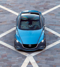 グリルはマツダ車でおなじみの形状。その両端からヘッドランプにかけて、「立体的なスピード感を表現」すべく、アルミのフローティングバーが置かれる。透明なグラスルーフも特徴。