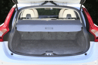 「V60 D4 SE」のラゲッジルーム。後席だけでなく、助手席の背もたれも倒すことで、さまざまな荷物に対応できる。（写真をクリックするとシートの倒れる様子が見られます）
    