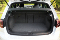 「ゴルフR」のラゲッジルーム。後席は6：4の分割可倒式で、中央にはアームレストスルー機構が備わっている。（写真をクリックすると、シートの倒れる様子が見られます）