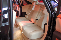 着座の角度が改められた後席。観音開きのドアを開けて乗り込む。
    