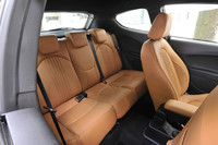 定員は、従来の4人から（後席がひとりぶん増えて）5人になった。