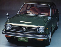 72年7月にデビューした「シビック」。パッケージングを追求したコンパクトな2ボックスボディに、実用性を重視したまろやかな水冷エンジンを搭載した、1300とは対極に位置する小型車。既存の国産車にはない新鮮さと知性を感じさせるモデルとしてヒットした。画像はトップグレードの3ドアGLで、価格は54万5000円。
