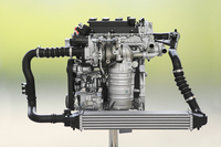 新開発の1.5リッター直噴ターボエンジン。走りや燃費性能に加え、ライバルより低い自動車税の額もセリングポイントとなっている。