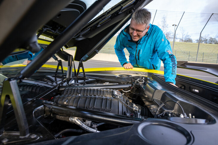 かつて時代錯誤な6.2リッターV8 OHVエンジン「LT2」があった場所だ。現在は5.5リッター4バルブエンジン、オーバーヘッドカムシャフト付きだ。