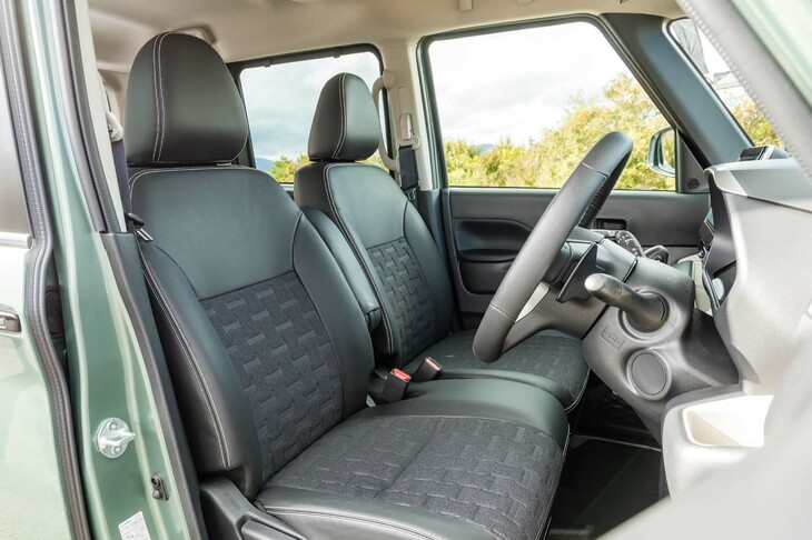 はっ水加工が施された「デリカミニ」のシート。タフ系をうたうからには、こうした機能的な装備は欠かせない。