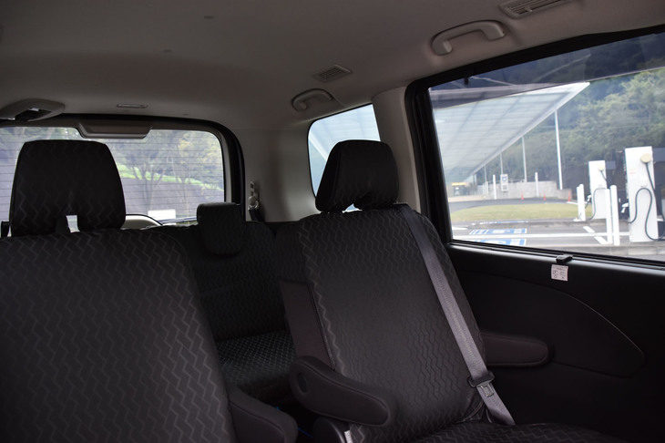 「セレナ」専用ディーラーオプション「電子シェード」のイメージ。電源をオンにするとウィンドウが透過状態になる。