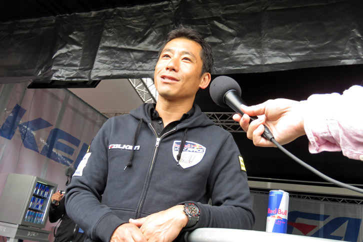 インタビューに応じる室屋義秀選手。レッドブル・エアレースに参戦する唯一のアジア人パイロットである。