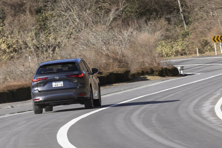 最高出力175PSの駆動用モーターはエンジンと8段ATの間にレイアウトされる。