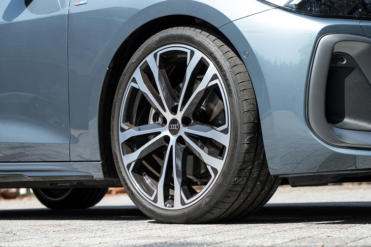 シートと同様にタイヤ＆ホイールも2階建てのオプションによって20インチを装着できる。標準は17インチで、3インチも大きなサイズを履けるクルマはそうそうない。