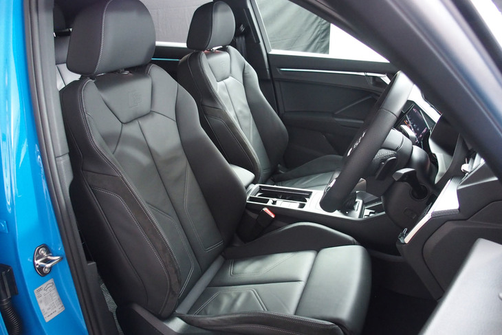 アウディQ3スポーツバック（フロントシート）