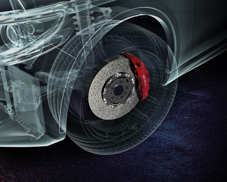 耐フェード性に優れるカーボンセラミック製ブレーキディスクも装着できる。