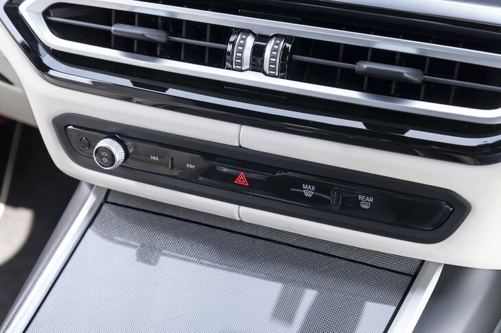 前後のデフロスターとオーディオのボリュームなどには独立したスイッチが設定されている。