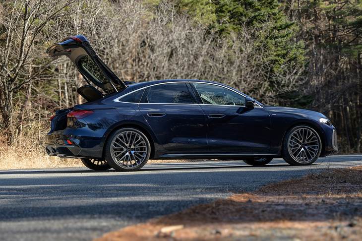 新しい「A5」はこう見えて5ドアのハッチバックである。すべてのパワートレインでステーションワゴンの「アバント」も選べるようになっている。