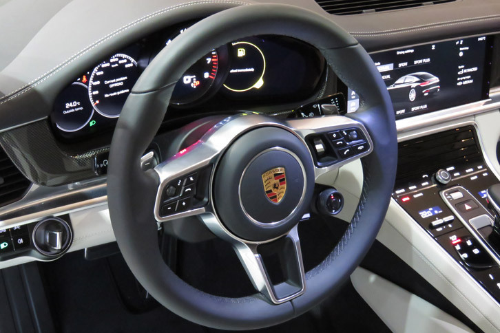 ポルシェ・パナメーラ ターボ（ステアリングホイール）