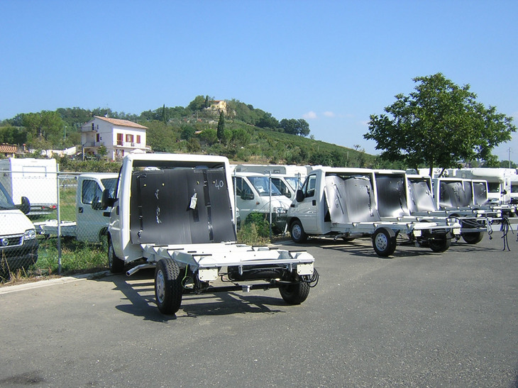 イタリア中部ポッジボンシにあるモービルベッタ社のデポ。未架装状態の「ドゥカート」が並んでいる。2004年撮影。