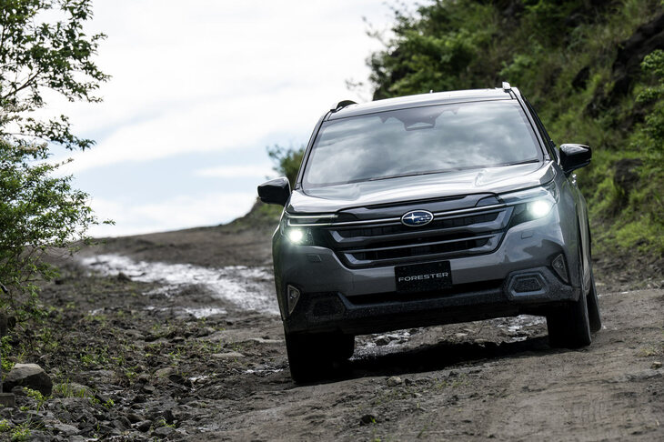 オフロードコースに臨む「フォレスター プレミアムS：HEV EX」。スバルいわく、新型フォレスターの足まわりは「悪路走破性というより悪路での乗り心地（ダンパー減衰特性、スプリングレート）に配慮しております」とのことだったが……。