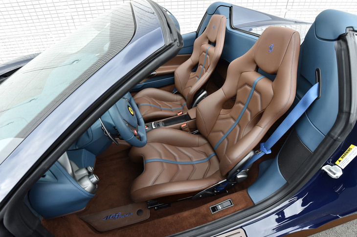 「488スパイダー」の「ゴールドレイク レーシングシート」（オプション）。座面と背もたれの中央にはブルーのストライプが入れられる。