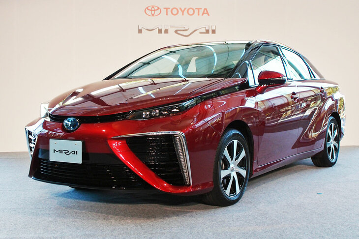 「クラウン セダン」と比べたら攻めたデザインをしている2代目「ミライ」だが、2014年発表の初代は、さらにぶっ飛んだ造形をしていた。初代ミライ→2代目ミライ→クラウン セダンと、デザインにおけるFCEVの“普通のクルマ化”は、着実に進んでいるようだ。