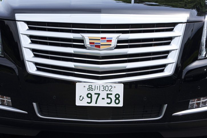 キャデラックのエンブレムを冠した巨大なフロントグリル。空力性能を高めるため、アクティブエアロシャッターが装備されている。