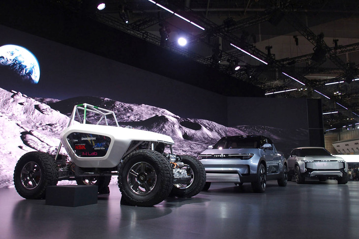 写真手前から順に、スペースモビリティ、EPU、ランドクルーザーSe。