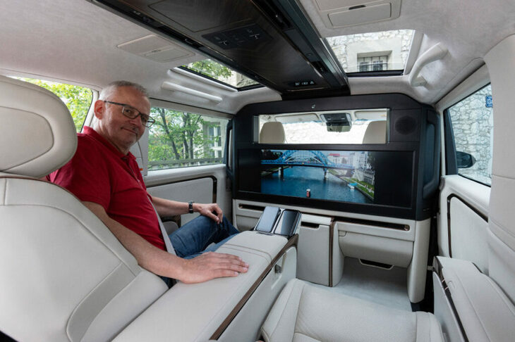 「レクサスLM」の後席でくつろぐ、Dirk Branke氏。