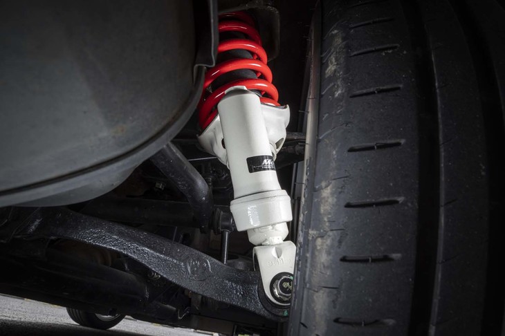 新車発売から20年の日々で進化したタイヤのパフォーマンスに対応すべくチューニングが施されたスポーツサスペンションは500セット限定。受注好調により在庫は僅少とのこと。