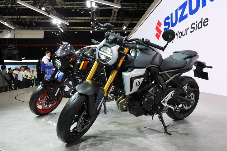 「スズキGSX-8T」（写真右手前）と「GSX-8TT」（同左奥）。