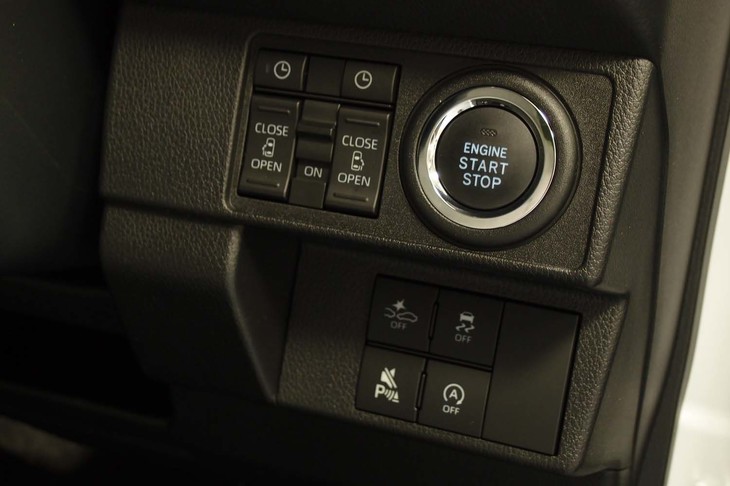 ダイハツ・ムーヴ キャンバス ストライプス（スタートスイッチ周辺部）