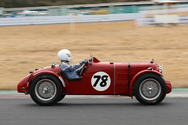 出走車両の中で最も古かった、1935年「MG Lタイプ マグナ」。1.5リッターという小排気量ながら直列6気筒SOHCクロスフローという高級な設計のエンジンを積む。