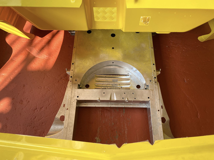 ボディーパーツの下には、同じくリビルド品のシャシーも。