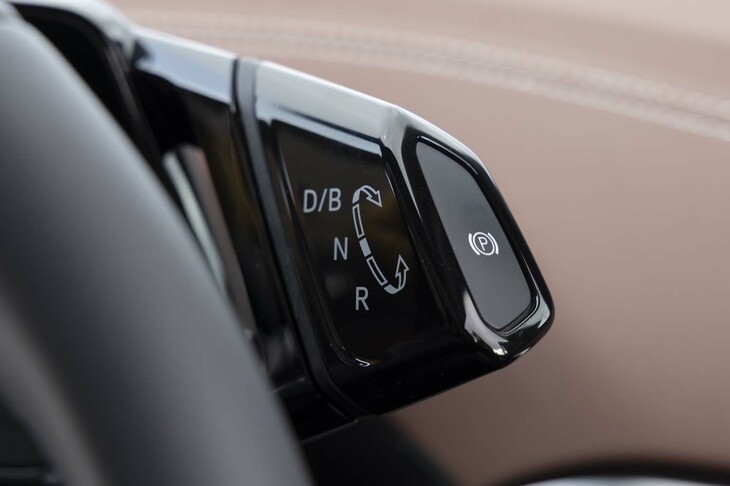 フォルクスワーゲンが「ドライブモードセレクター」と呼ぶシフトセレクターはメーターパネルと一体化されている。