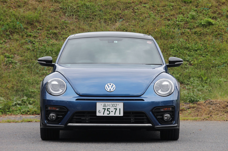 特別仕様車「2.0 Rライン マイスター」は、ベースとなった「2.0 Rライン」と同じくフロントバンパーの上部にはエアインテークが追加され、ブラックカラーのフォグランプベゼルやクロームストリップなども備わる。ヘッドランプには、LEDポジションランプ付きのバイキセノンライトが採用されている。