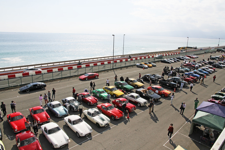 好天に恵まれた、会場の大磯ロングビーチ駐車場。