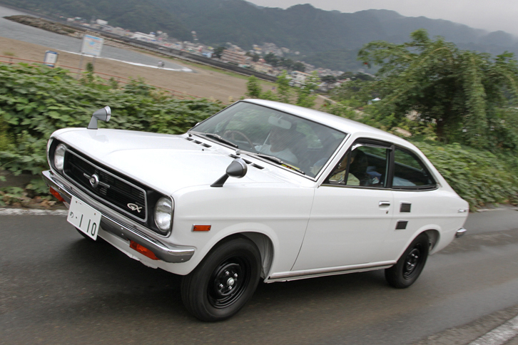 1972年「ダットサン・サニークーペ1200GX」。レースで大活躍した型式名B110こと2代目サニーのクーペ。ノーマル車高にスチールホイール仕様は今や貴重。