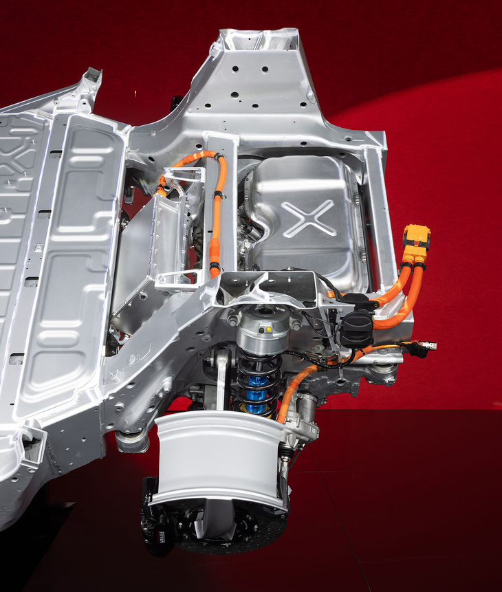 こちらはリアアクスル周辺。リアにも2基のモーターを搭載し、4輪操舵システムが組み合わされる。