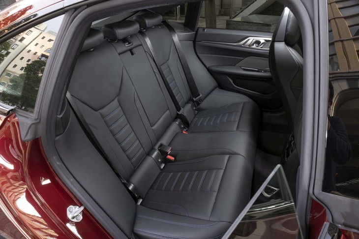 クーペライクなルーフラインを描く「M440i xDriveグランクーペ」だが、後席のゆとりは十分。ヘッドルームは最小限ながら、ニールームには余裕がある。