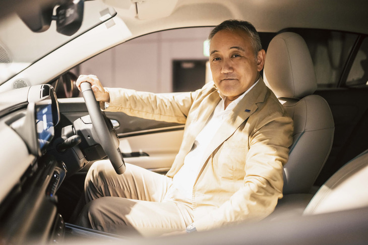 「フィアット600e」の発表イベントで車両を紹介したステランティス ジャパン代表取締役社長の打越 晋氏。