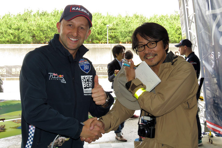 レースや機体についていろいろと教えてくれたペトル・コプシュタイン選手（写真左）と筆者（右）。残念ながら、コプシュタイン選手は「ラウンド・オブ14」で敗退となってしまった。