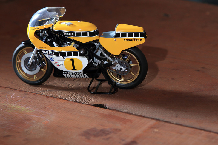 タミヤがラインナップする「ヤマハYZR500」（1980年仕様）のプラモデル。見比べると、ナインゲートが手がけたカスタムがいかに特徴をとらえたものかがよく分かる。