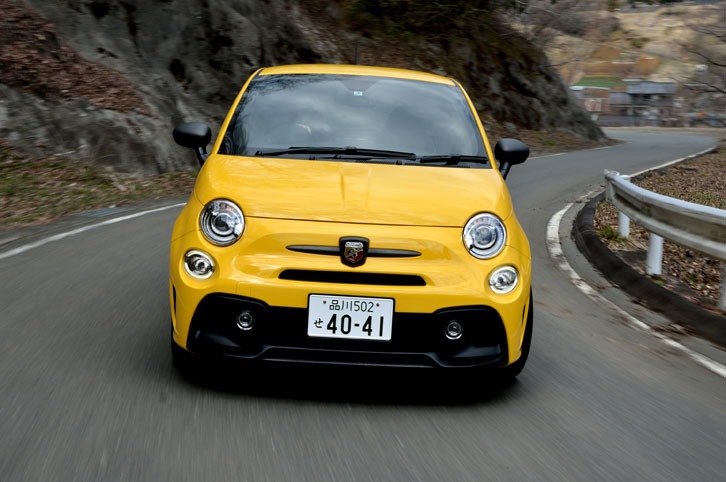 フロントバンパーは、従来よりもアグレッシブなデザインのものに変更。LED式のデイランプも新たに装着された。