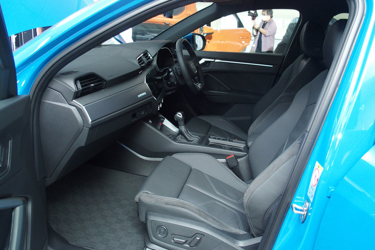 アウディQ3スポーツバック（フロントシート）