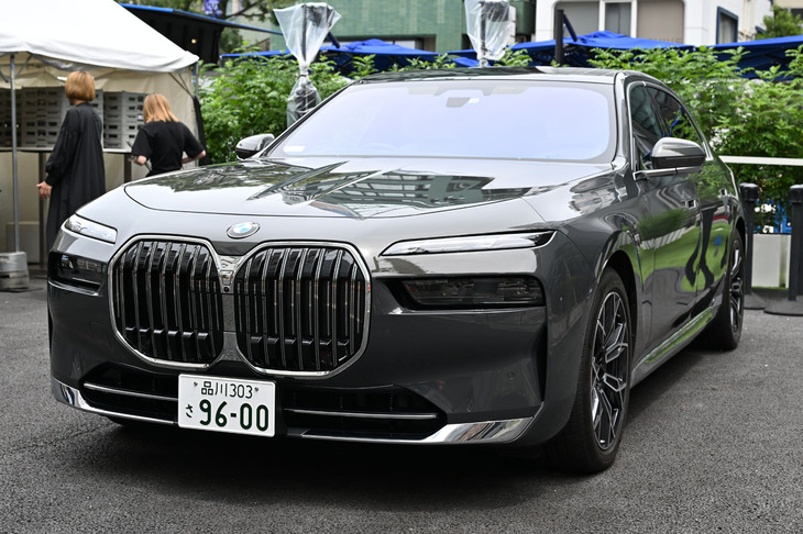 「i7」（写真）や「iX」、さらに「XM」への試乗もできる。