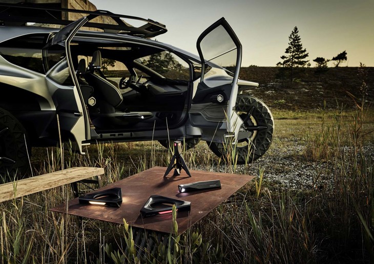 「AI：TRAILクワトロ」によって完全自動操縦される「アウディ・ライトパスファインダー」と呼ばれるドローンを5機装備している。