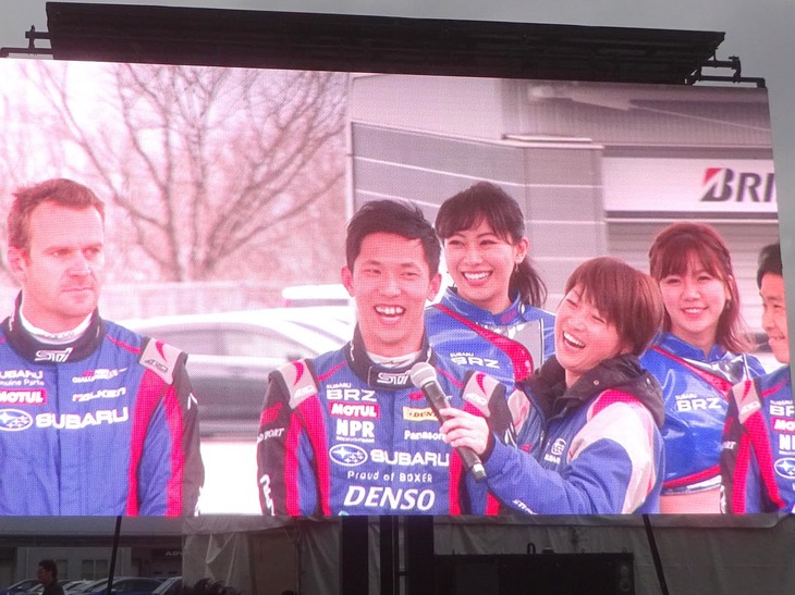 トークショーの模様は、会場の大型モニターでも紹介された。山内英輝選手（写真中央）にマイクを向けるのは、スバルファンにとってはおなじみのリポーターである一戸恵梨子さん。