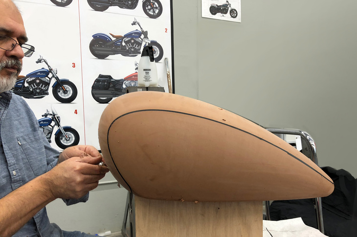 クレイモデルの“職人”が、燃料タンクの模型を削り出す。新型「チーフ」の燃料タンクは、1940年代後半のチーフを参考にしつつ、新しいフレームやエンジンとマッチする形に仕上げられた。