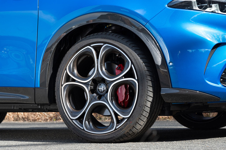 試乗車は日本導入記念モデル「エディツィオーネ スペチアーレ」。20インチアルミホイールやレザーシート、harman/kardonプレミアムオーディオシステムなどが装備される。