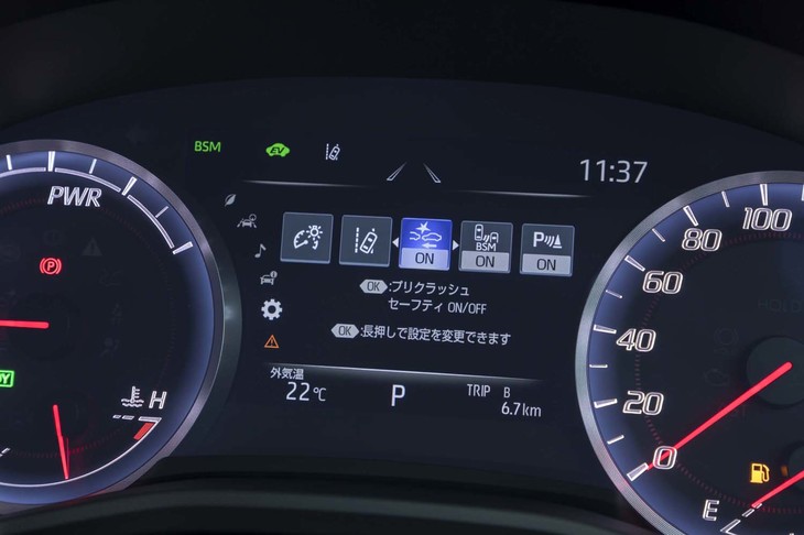 最新の安全機能は、クラウン全車に標準装備されている。写真は、メーター上に表示された、それらのオン／オフスイッチ。