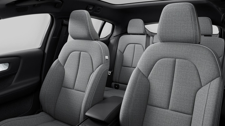 ツインモーターモデルに新規オプション設定されたテイラードウールブレンド仕様の内装。