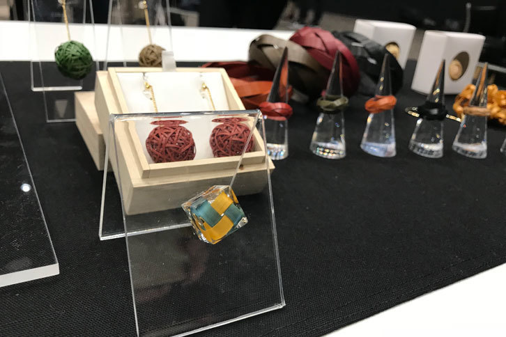 アクリル樹脂で固めて仕上げたブートニエール。クルマのスイッチ類にあしらっても映えそうだ。